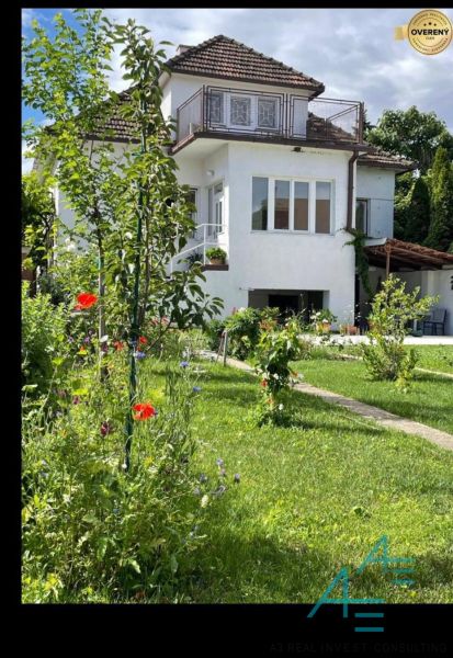 Rodinný dům na Zohorské ulici v Lozornu s květinovou zahradou a balkónem.