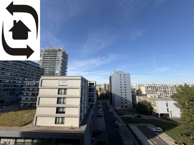 Pohled na městskou panorámu s bytovými domy na Muškátové ulici v Bratislavě - Ružinově.