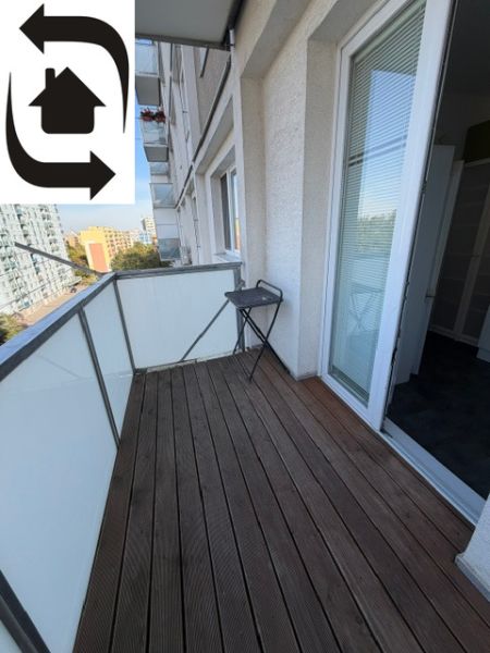 Balkon v 3-pokojovém bytě na Muškátové ulici v Bratislavě - Ružinově s podlahou z dřevěného dekoru.