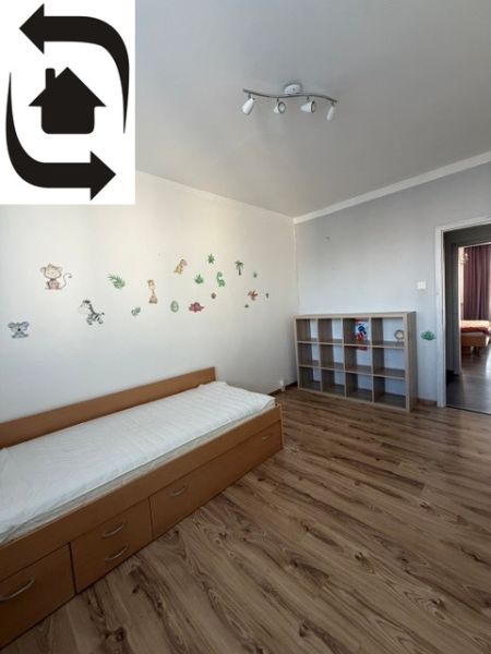 Dětský pokoj s nálepkami zvířat v 3pokojovém bytě, podlaha s dřevěným dekorem.
