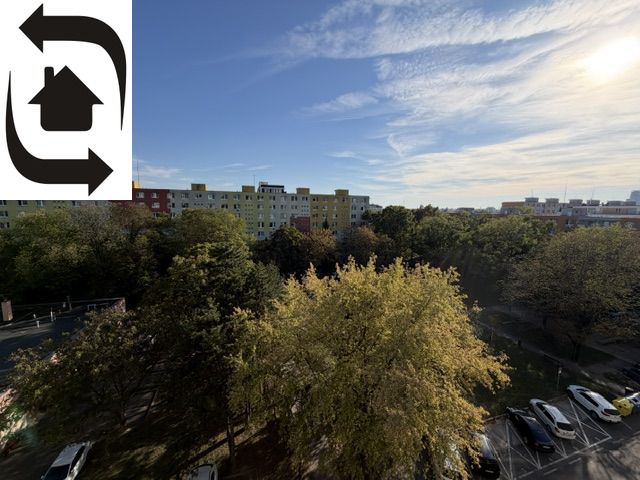 Pohled z 3pokojového bytu na zeleň, v lokalitě Bratislava - Ružinov, Muškátová.