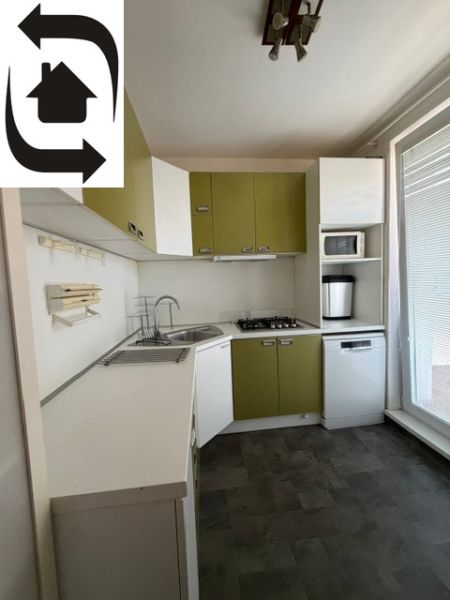 Kuchyně v 3-pokojovém bytě s barevnými skříňkami a kuchyňskými spotřebiči.