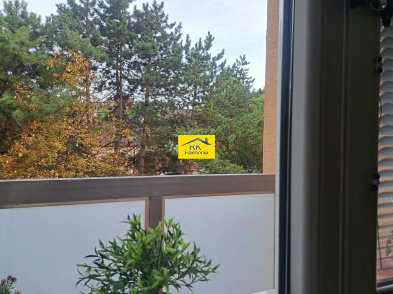 Výhled z 2pokojového bytu na Závalí v Hlohovci s balkónem a zelení.