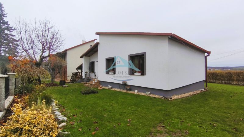 Rodinný dům na Vinohradnické ulici ve Velkém Krtíši s travnatou zahradou a stromem.