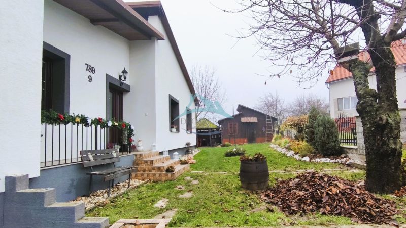 Rodinný dům na Vinohradnické ve Velkém Krtíši s předzahrádkou a lavičkou.