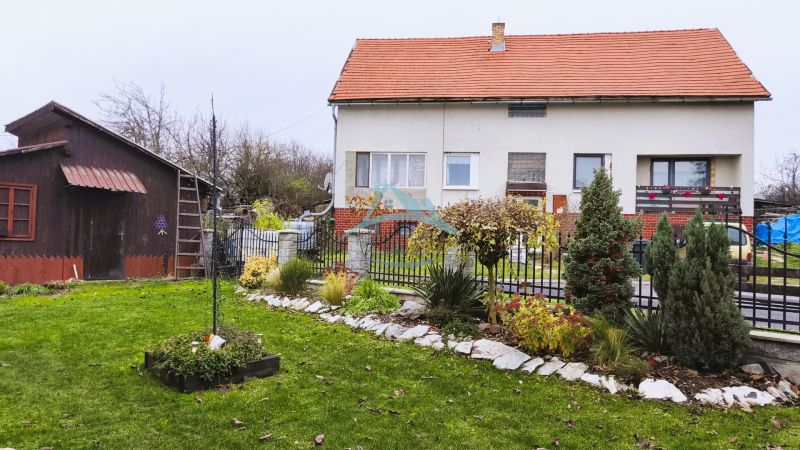 Rodinný dům ve Velkém Krtíši se zahradou a dřevěným přístřeškem.