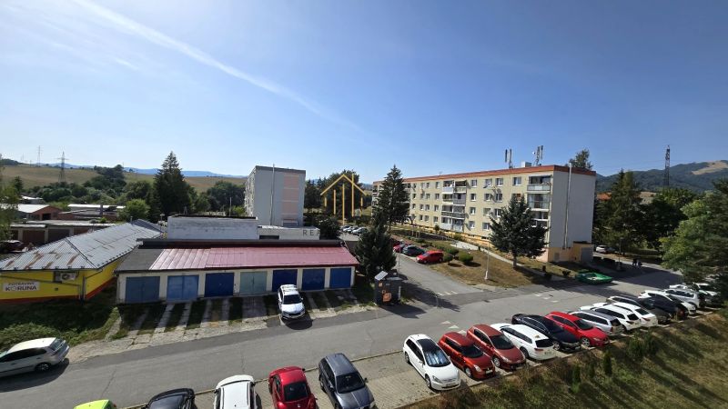 Pohled na panelové budovy a parkoviště na Nemčianské cestě v Banské Bystrici.