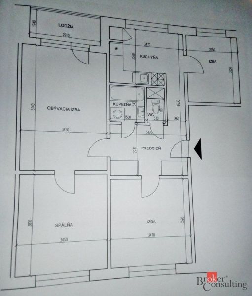 Půdorys 4-pokojového bytu s kuchyní, koupelnou, WC a lodžií.