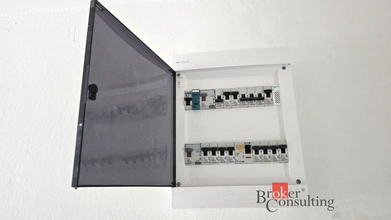 Elektrická rozvodná skříň v 4pokojovém bytě s otevřenými jističemi.