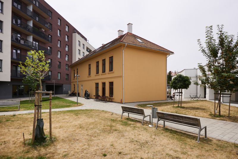 Zrekonstruovaná budova s dvorem a lavičkami na Tovární ulici v Košicích, městská část Staré Město.