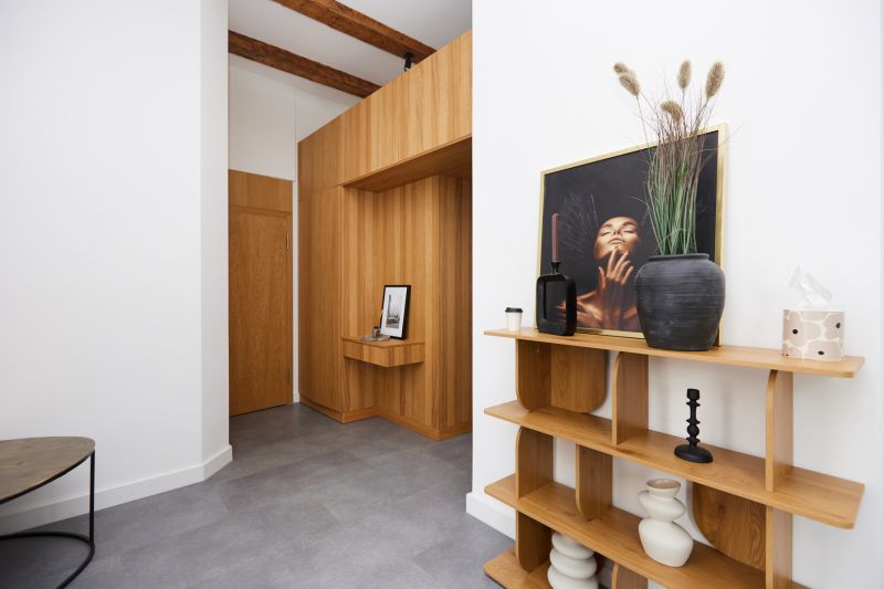 Interiér 3-pokojového bytu s dřevěným dekorem a elegantními doplňky.