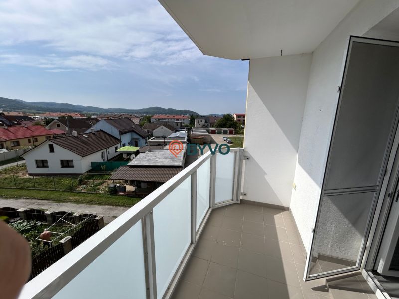 Výhled z balkonu v 3-pokojovém bytě na Okružní ulici v Dubnici nad Váhom.