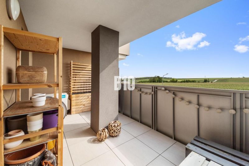 Balkon v 4-pokojovém bytě v Nitře s výhledem na okolní krajinu.