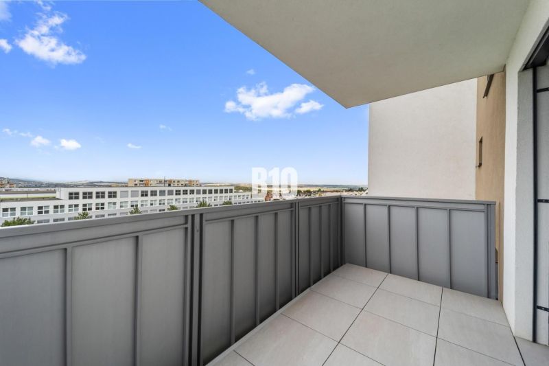Balkon 4pokojového bytu v Nitře s výhledem na moderní zástavbu.