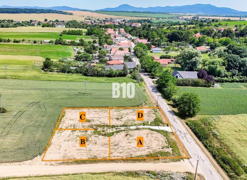 Letecký pohled na pozemky - bydlení v Nových Sadech s rozdělenými parcelami.