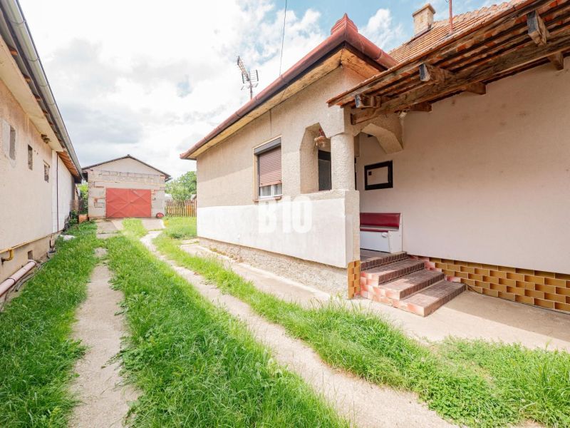 Rodinný dům v Nitře s vedlejší stavbou a malým dvorem.
