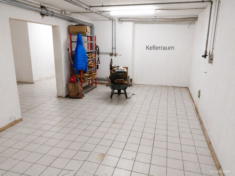 Sklep s dlažbou, policí a bundou v rodinném domě.