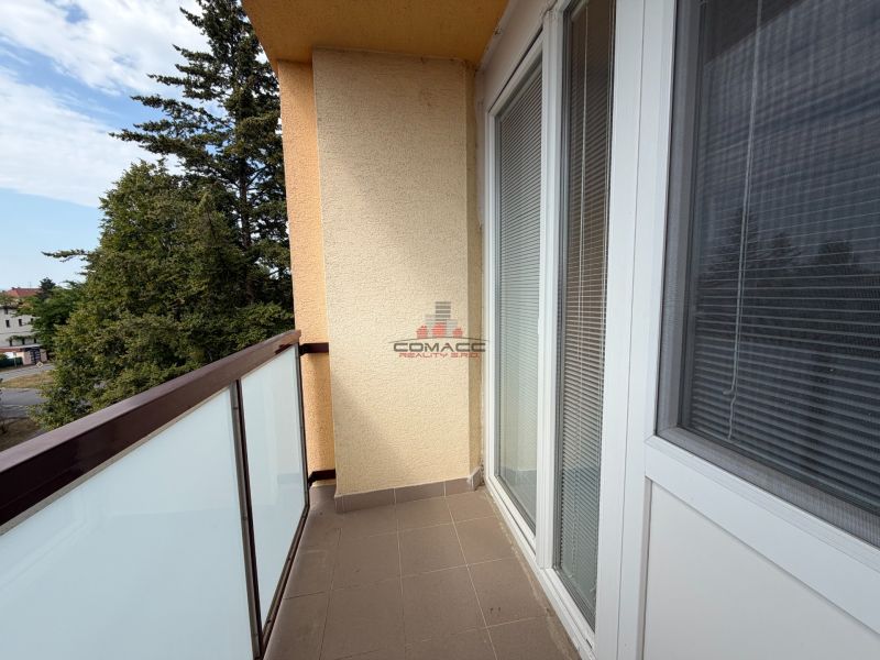 Balkon 3-pokojového bytu na Vážské ulici v Piešťanech s výhledem na zeleň.