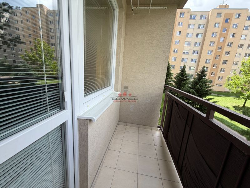 Balkon 3pokojového bytu na ulici Adama Trajana v Piešťanech s výhledem na zeleň.