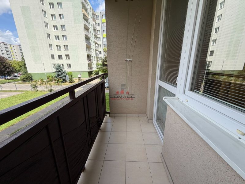 Balkon 3-pokojového bytu na ulici Adama Trajana v Piešťanech s výhledem na okolí.