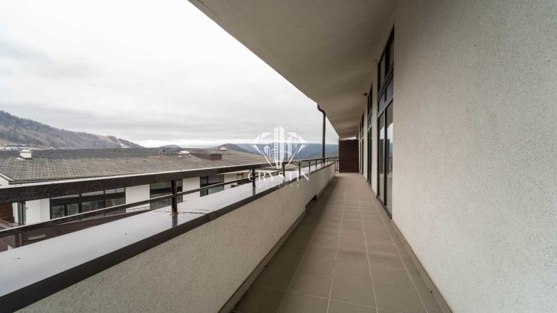 Balkón Rekreačního apartmánu v Donovalech nabízí výhled na okolní hory i střechy budov.