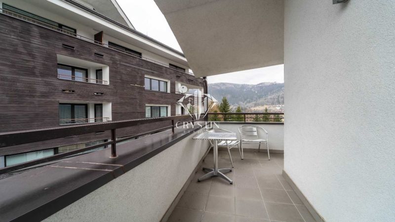Balkon rekreačního apartmánu na Donovalech s výhledem na okolní hory.