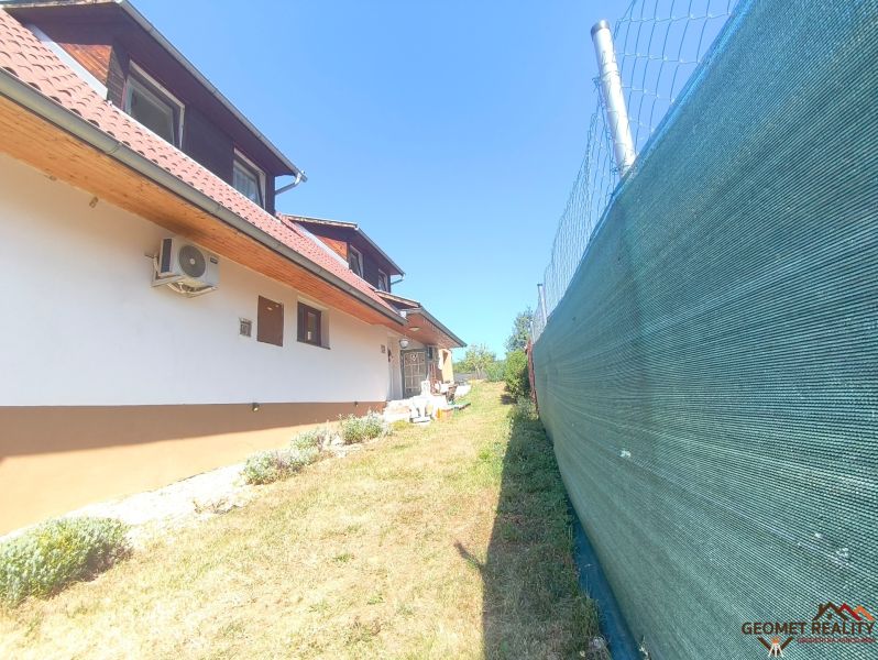 Rodinný dům v Divíně s klimatizací, oplocení a zahrada s trávníkem.
