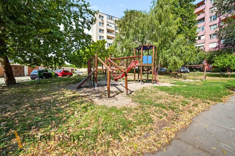 Dětské hřiště mezi paneláky v Dunajské Stredě na Neratovickém náměstí.