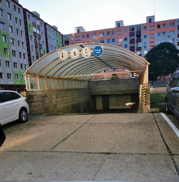 Garáže na Rajecké ulici v Bratislavě - Vrakuni před obytnými domy s auty.