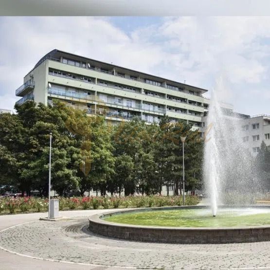 Fontána na Račianském náměstí v Bratislavě - Novém Městě s bytovkou v pozadí.