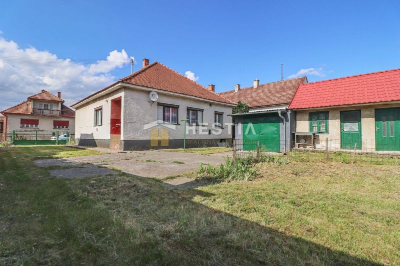 Rodinný dům v Borském Mikuláši se zahradou a garáží na travnatém pozemku.