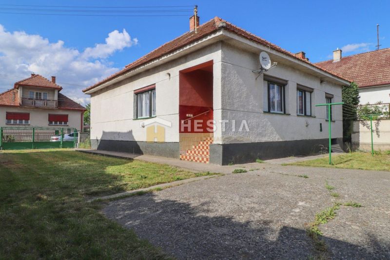 Rodinný dům v Borském Mikuláši s upraveným trávníkem, zpevněnou plochou a satelitní anténou.