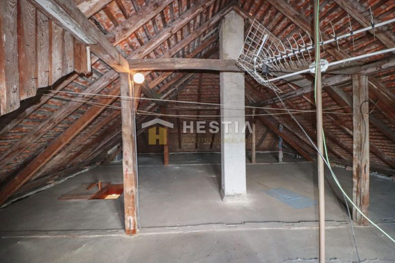 Podkroví v rodinném domě, dřevěná konstrukce a střešní trámy, Borský Mikuláš.