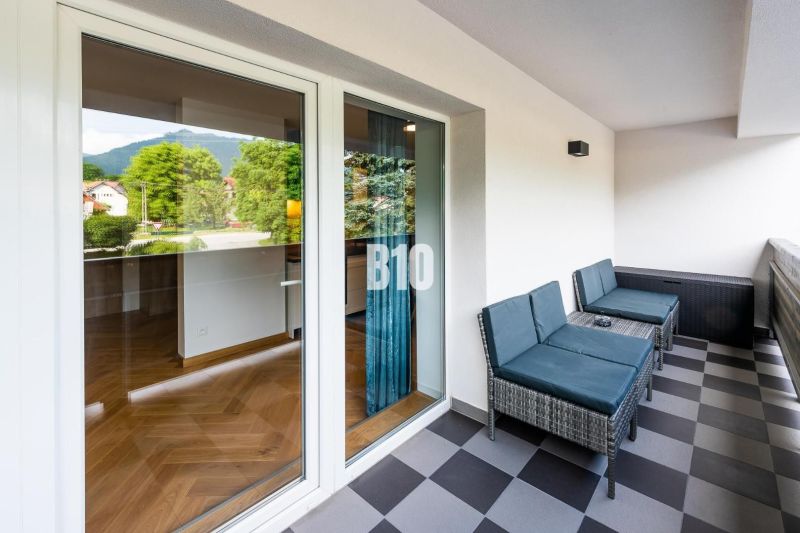 Rekreační apartmán v Terchové s balkonem, kde jsou pohodlné ratanové sedačky a výhled.