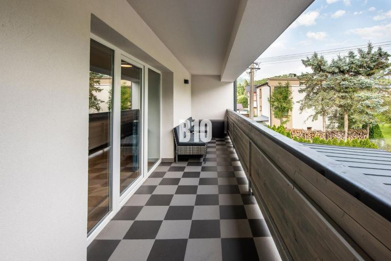 Balkon rekreačního apartmánu v Terchové s dlažbou a výhledem na okolí.