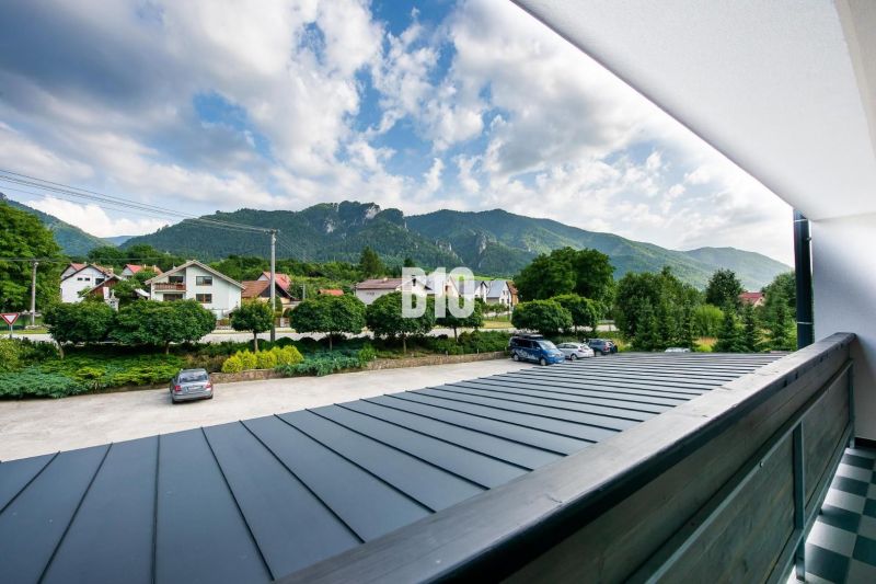 Výhled na hory a střechy domů z rekreačního apartmánu v Terchové.