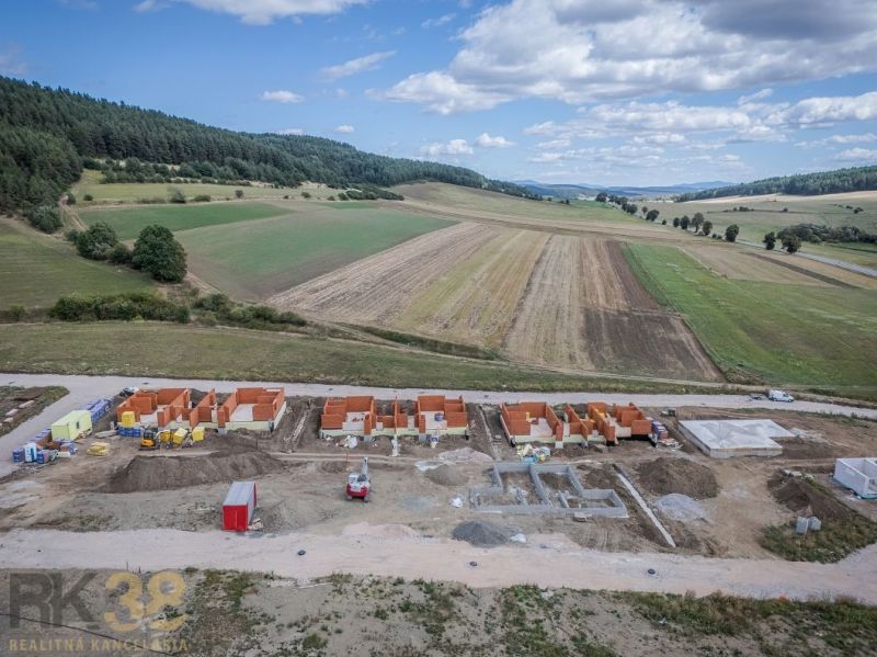 Stavba rodinných domů v Popradu zasazená do zeleného venkovského prostředí.