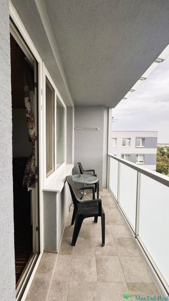 Balkon s plastovým nábytkem u 4pokojového bytu.
