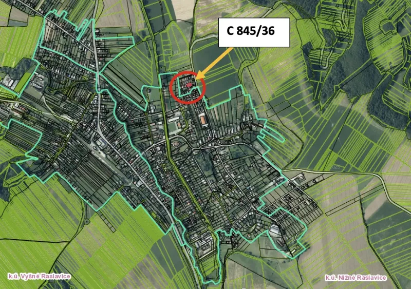 Mapa Raslavic s vyznačeným pozemkem určeným k bydlení.