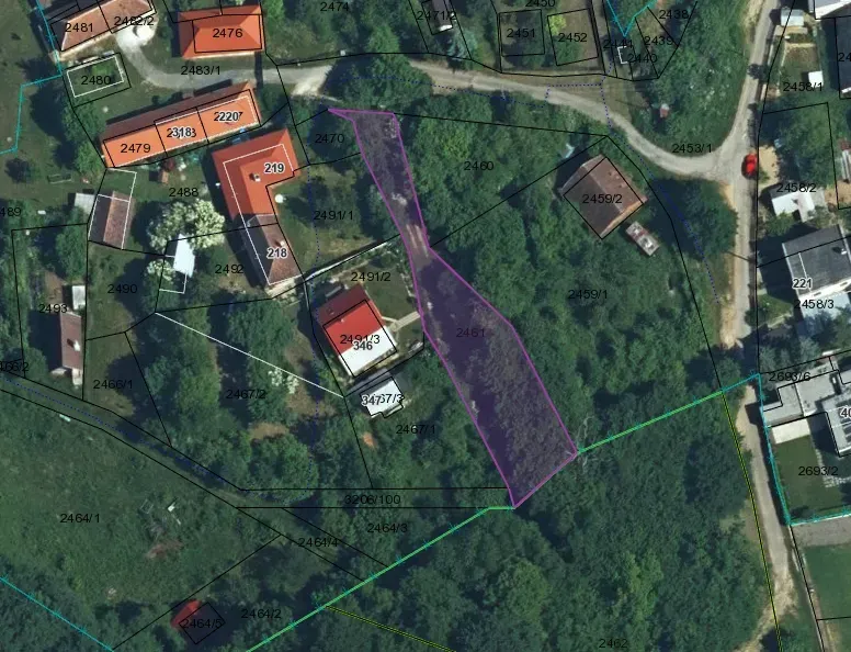 Letecký pohled na parcely a zahrady v Kolačné s označenými budovami.