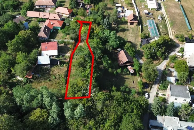 Letecký pohled na zahrady v Kolačne obklopené domy a zelení.