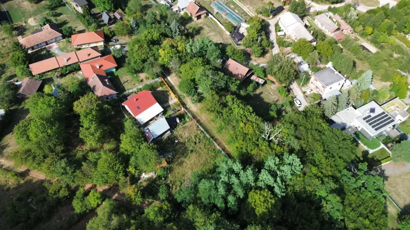 Vesnická krajina Kolačna je posetá stromy a malebnými stavbami v Zahradách.