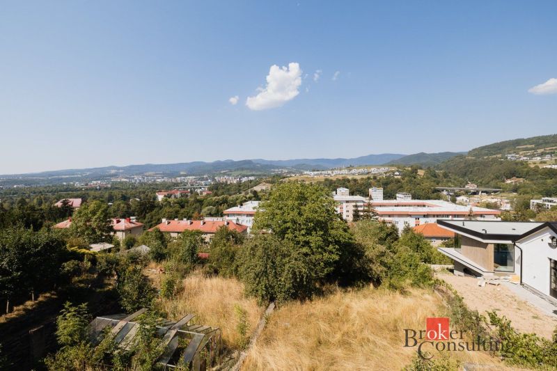 Výhled na rodinný dům v Banské Bystrici na Komenského ulici a okolní kopce.