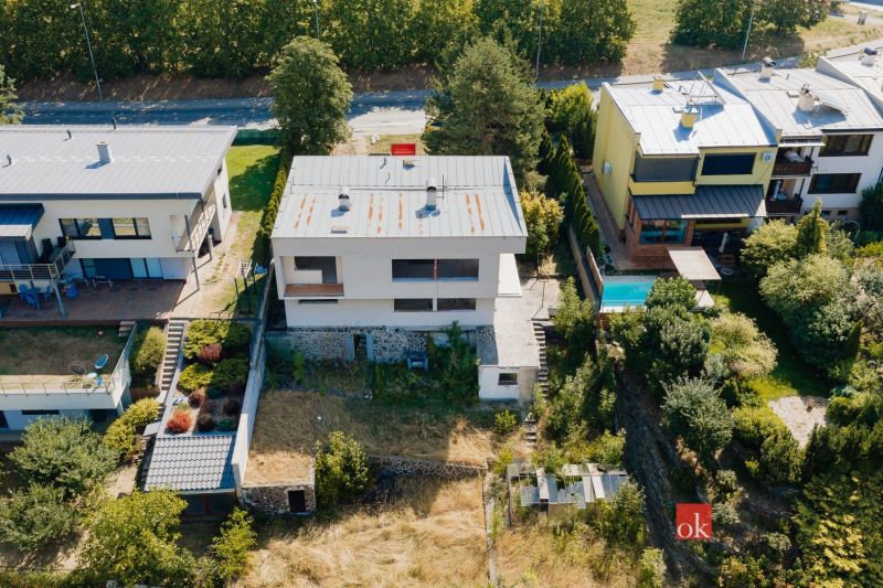 Rodinný dům na Komenského ulici v Banské Bystrici s rozlehlou zahradou a terasou.