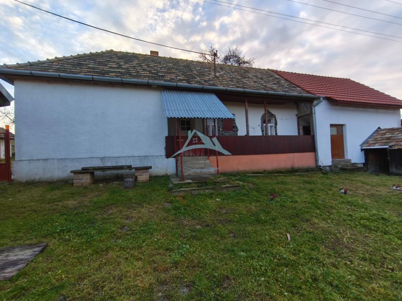 Rodinný dům na ulici Prieloh v Dolní Strehové se starší střešní krytinou.