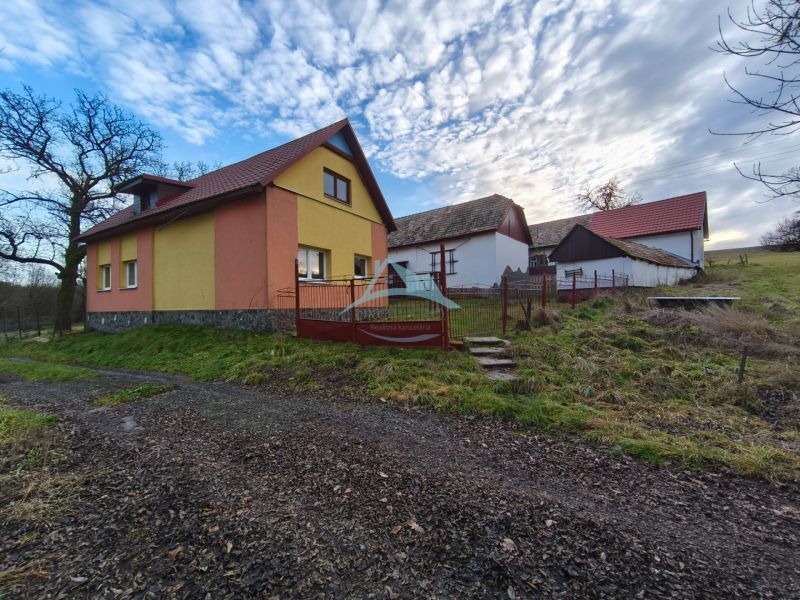 Rodinný dům na ulici Prieloh v Dolní Strehové s přilehlými stavbami.