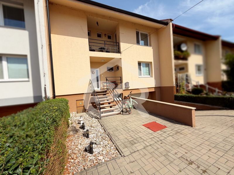 Rodinný dům na ulici Vajka nad Žitavou v Lúčnici nad Žitavou s předzahrádkou a kolem.