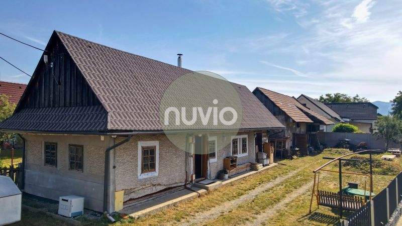 Rodinný dům v Žabokrekách s velkou zahradou a tradiční střechou.