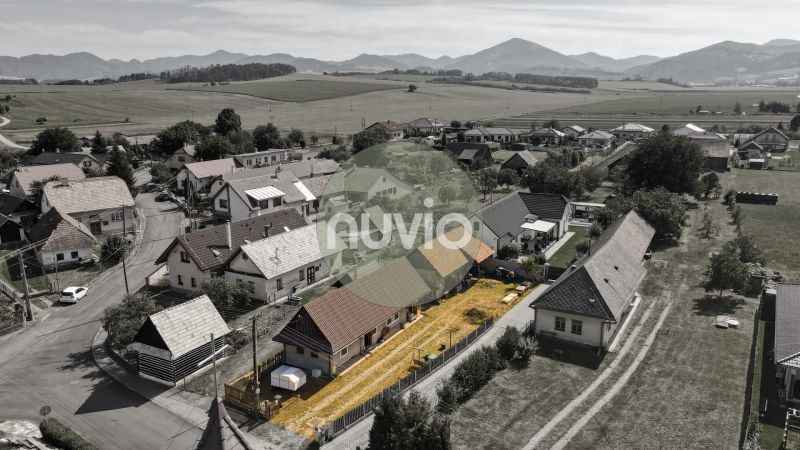 Letecký pohled na rodinné domy v Žabokrekách obklopené poli a horami.