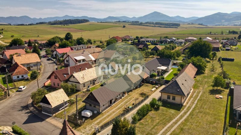 Žabokreky: Panorama rodinných domů s venkovským charakterem a kopci v pozadí.